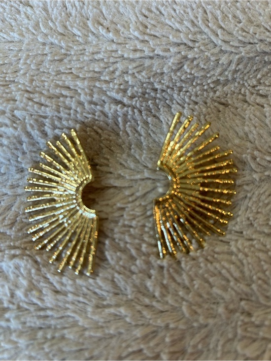 Jewelry - 💚3/$25 Gold Radiant Sunburst Fan Pierced Earrings